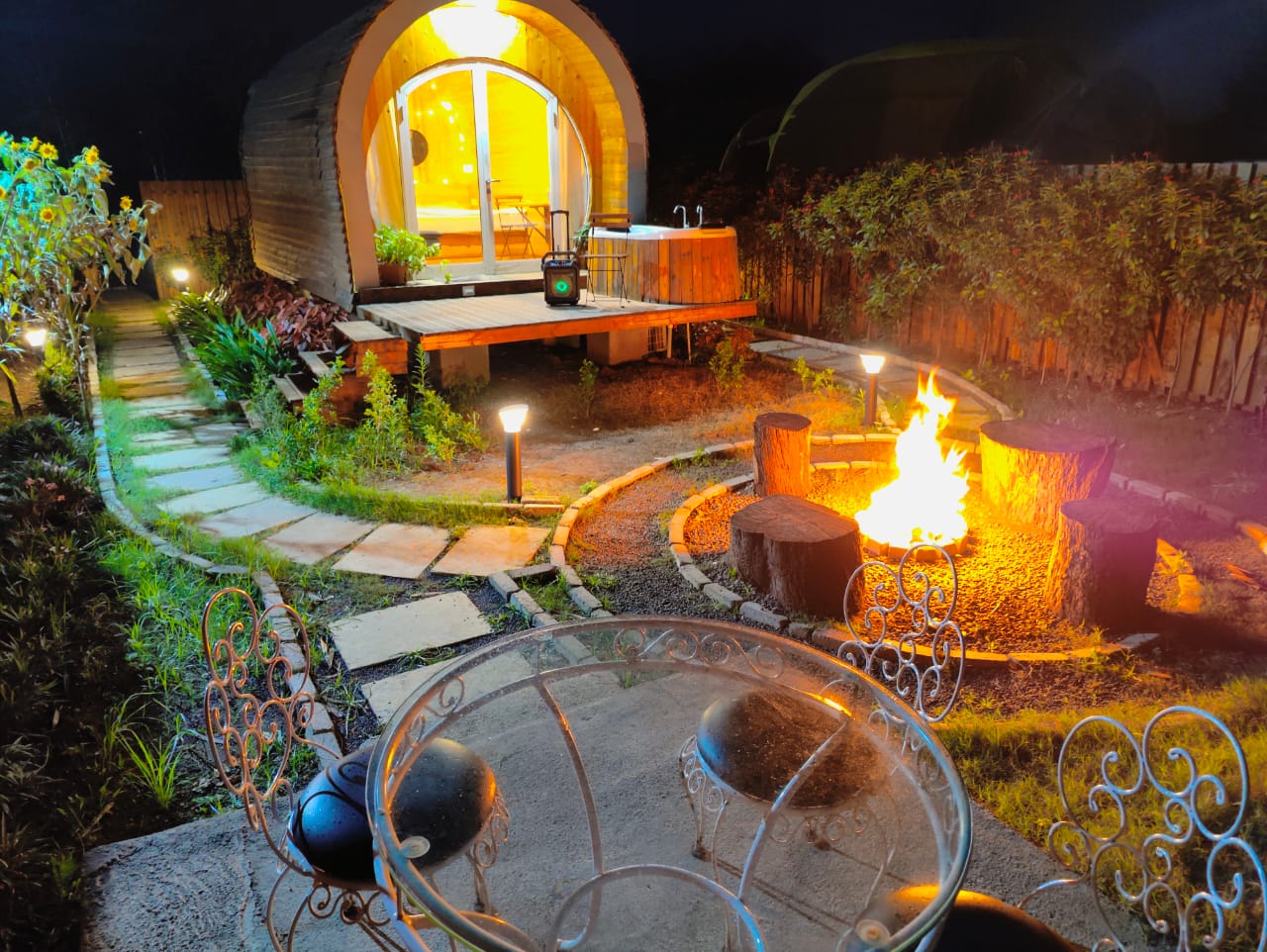 AC Pod with Outdoor Jacuzzi - Image 1